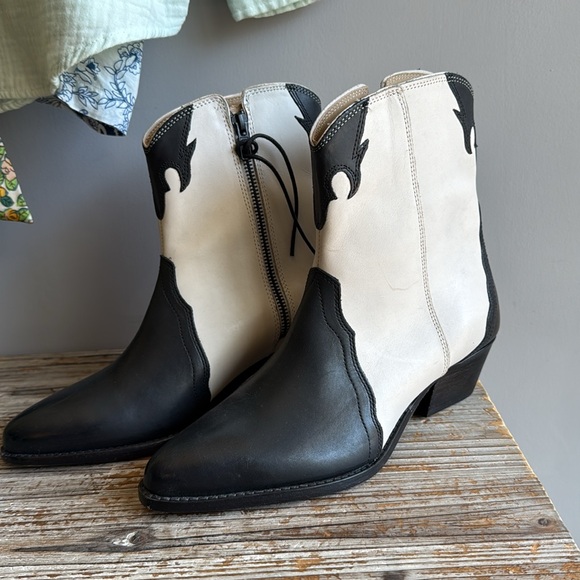Free People Shoes - Free People Shoes New Frontier Western Boot in
Arctic Fox Combo